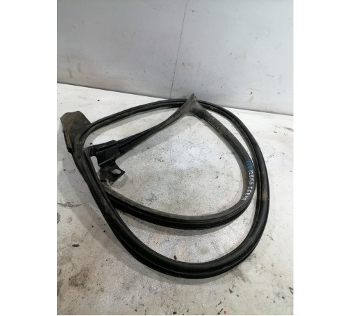 Уплотнитель двери передний правый