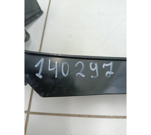 Кронштейн переднего бампера правый верхний