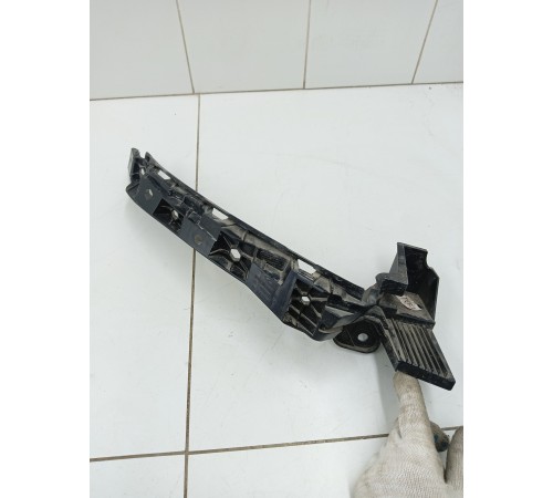 Кронштейн переднего бампера правый верхний