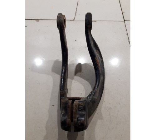 Рычаг (вилка) амортизатора передний левый