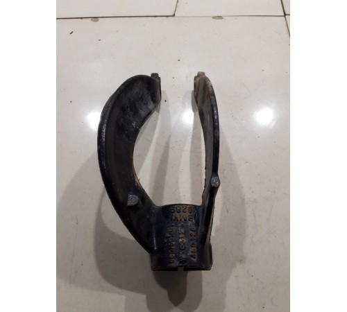 Рычаг (вилка) амортизатора передний левый