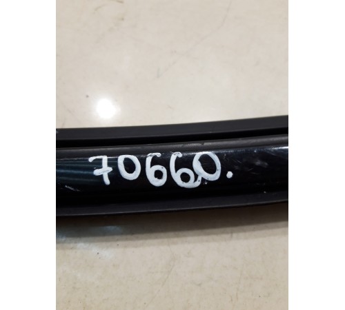 Уплотнитель стекла (передний, левый)