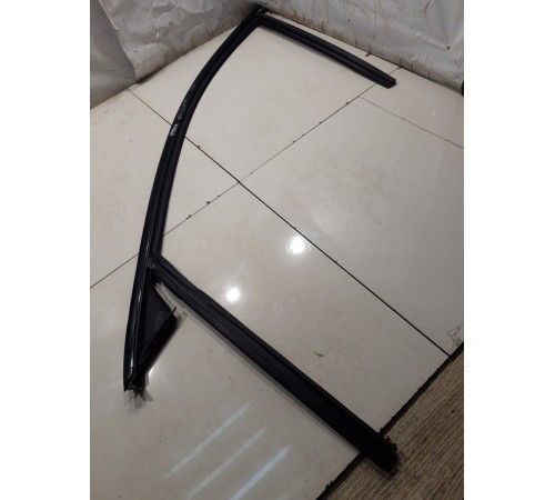 Уплотнитель стекла (передний, левый)