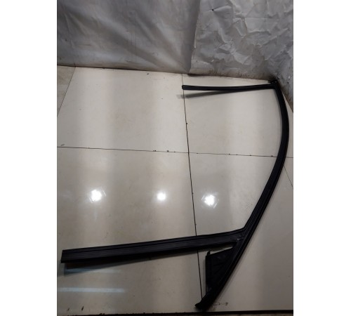 Уплотнитель стекла (передний, левый)