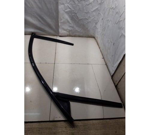 Уплотнитель стекла (передний, левый)