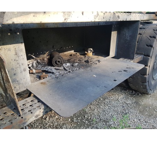 Подножка боковая с ящиком под инструменты правая