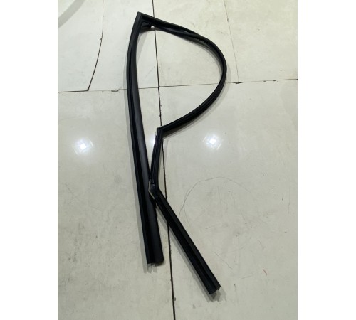 Уплотнитель стекла двери (задний левый внутренний)