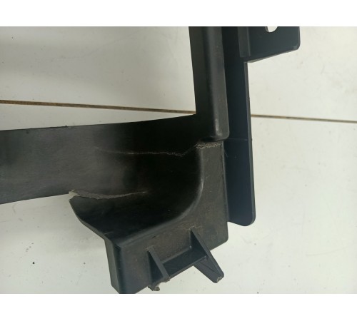 Кронштейн полки багажника левый