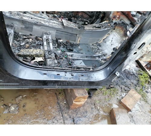 Правый порог с центральной стойкой