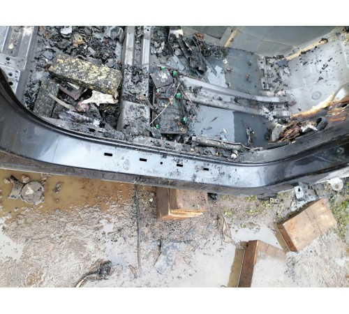 Правый порог с центральной стойкой