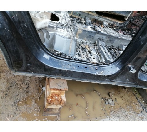 Правый порог с центральной стойкой