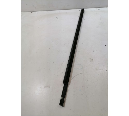 Уплотнитель стекла передний правый 