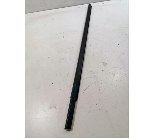 Уплотнитель стекла передний правый 