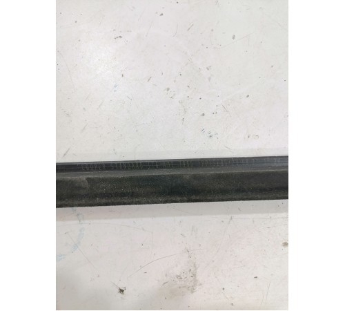 Уплотнитель стекла передний правый 