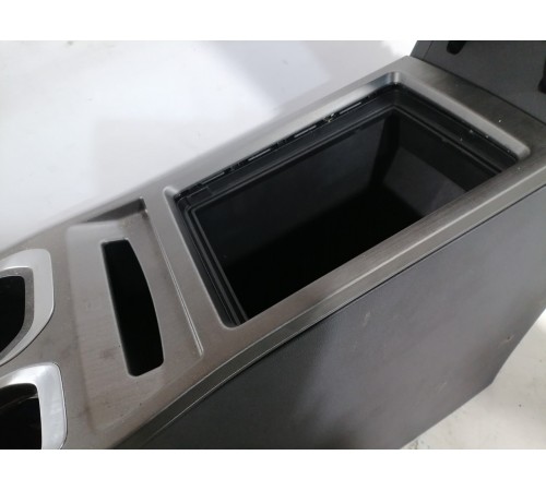 Консоль центральная с подлокотником