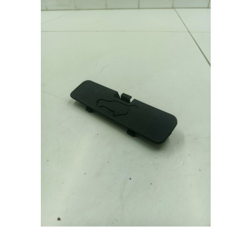 Заглушка кнопки закрывания двери крышки багажника