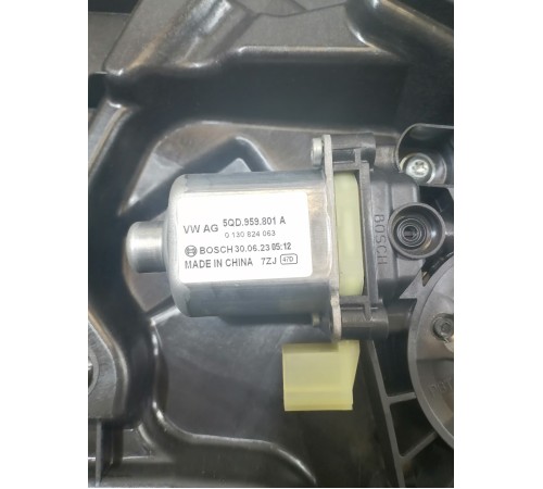 Стеклоподьемник передний левый с моторчиком