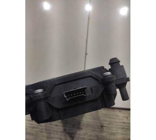 Доводчик замка крышки багажника