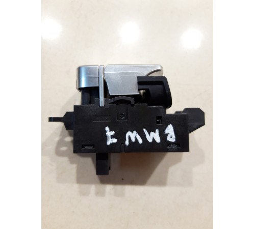 Кнопка фиксатора стояночного тормоза