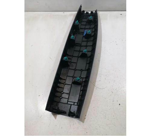 Обшивка крышки багажника центральная