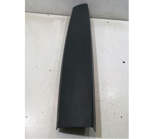 Обшивка крышки багажника центральная