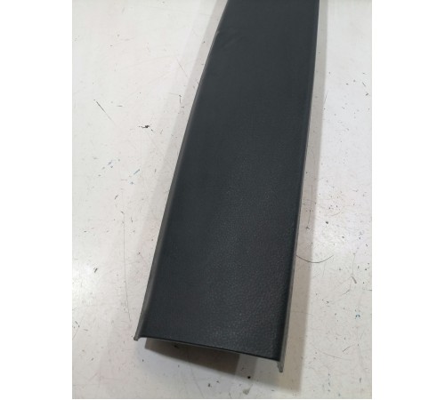 Обшивка крышки багажника центральная