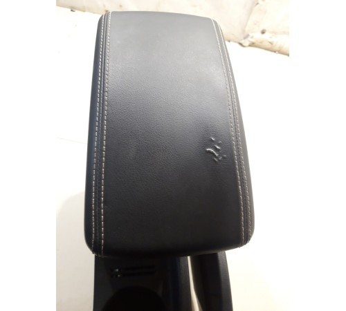 Центральная консоль с подлокотником