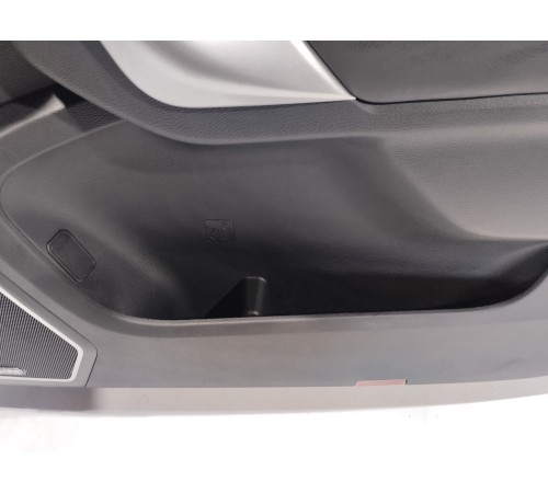 Обшивка двери(передняя правая)