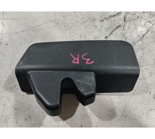 Накладка замка багажника правая