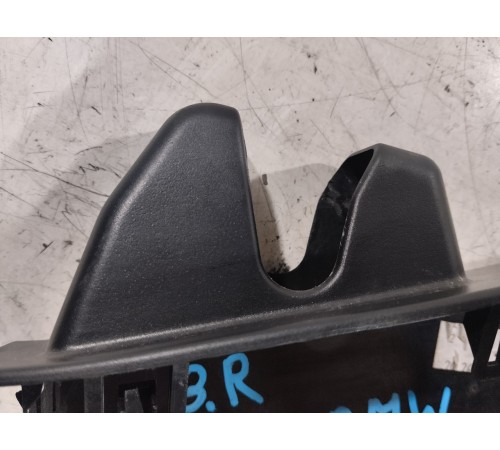 Накладка замка багажника правая