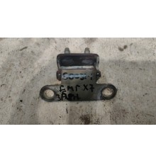 Петля крышки багажника