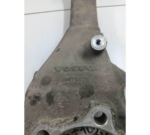 Кулак поворотный передний правый