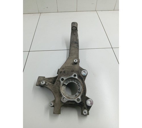 Кулак поворотный передний правый