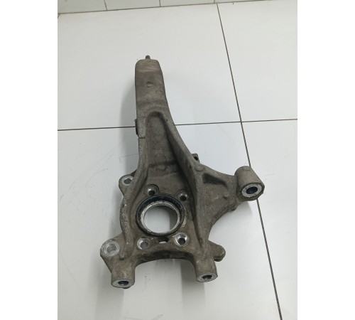 Кулак поворотный передний правый