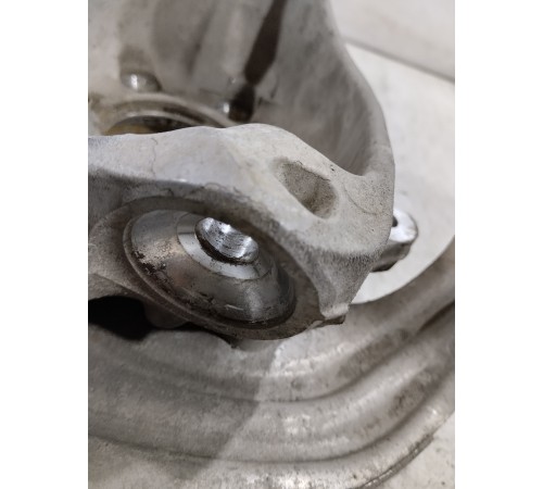 Кулак поворотный передний правый