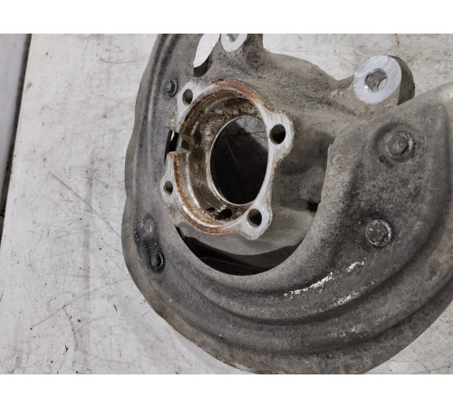 Кулак поворотный передний правый