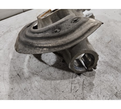 Кулак поворотный передний правый