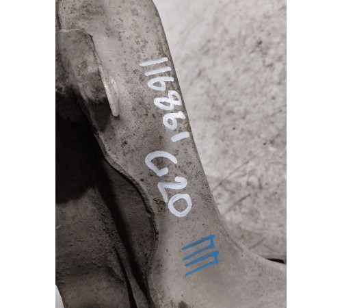 Кулак поворотный передний правый