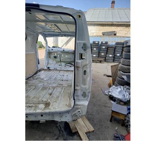 Задняя правая кузовная стойка