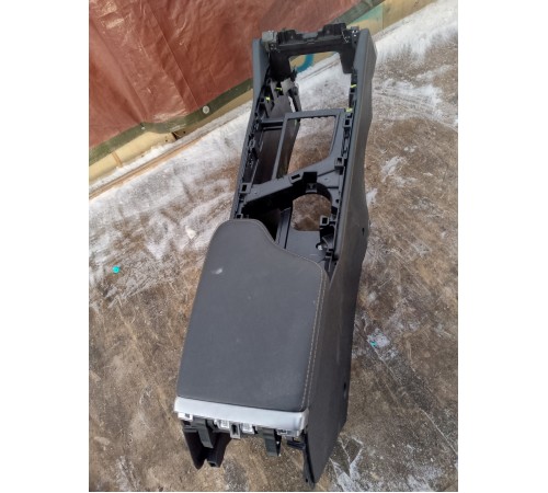 Центральная консоль с подлокотником