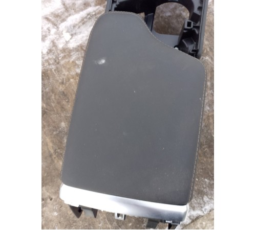 Центральная консоль с подлокотником