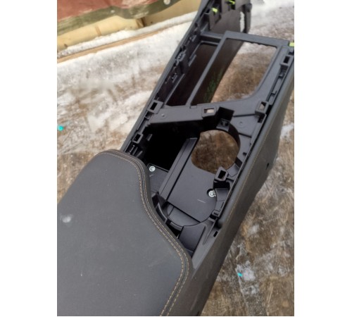 Центральная консоль с подлокотником