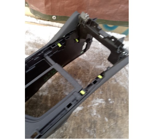 Центральная консоль с подлокотником