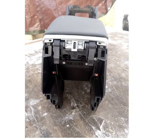 Центральная консоль с подлокотником