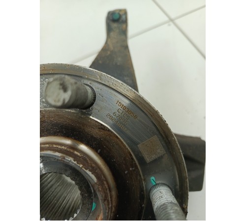 Кулак поворотный передний левый