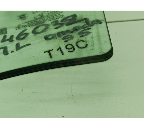 Стекло двери переднее левое