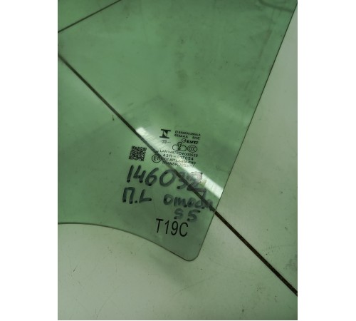 Стекло двери переднее левое