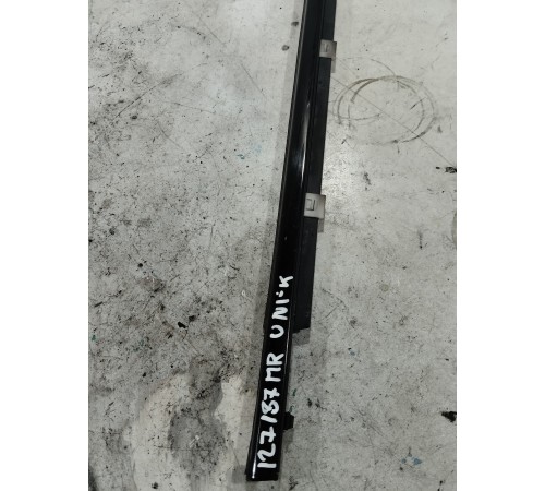 Уплотнитель стекла передний правый внешний