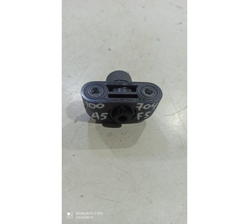 Отбойник крышки багажника правый