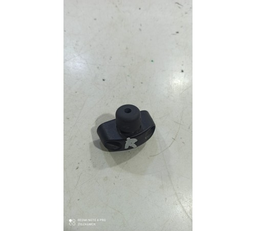 Отбойник крышки багажника правый